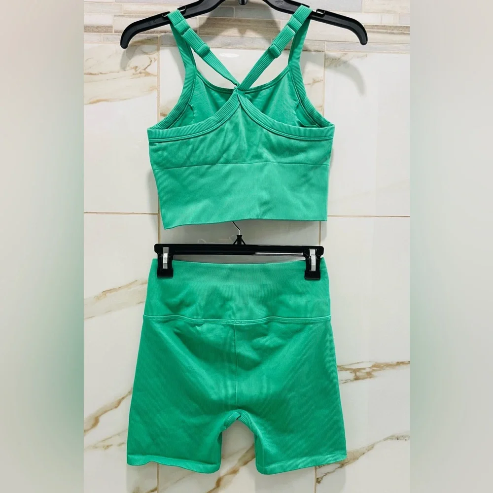 ALO set Seamless Ribbed Favorite Bra Tank+ seamless ribbed favorite shorts green - Picture 11 of 16
